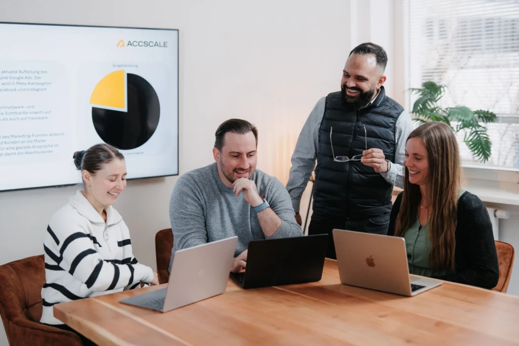 Team von ACCSCALE bei einer Besprechung