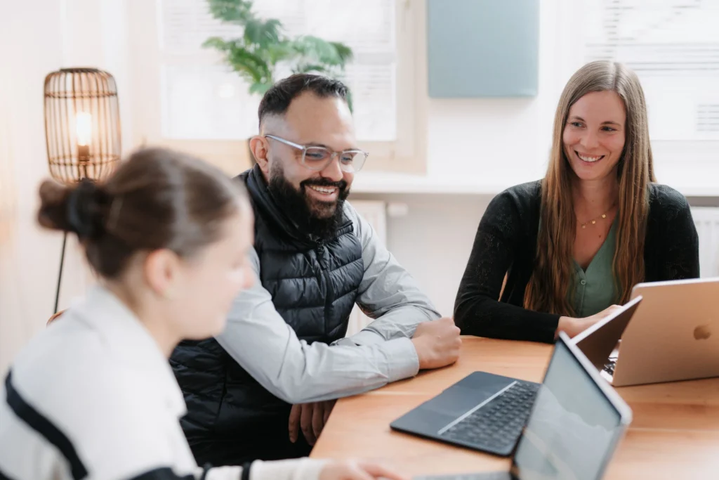 Mitarbeiter von ACCSCALE Bei einer Besprechung